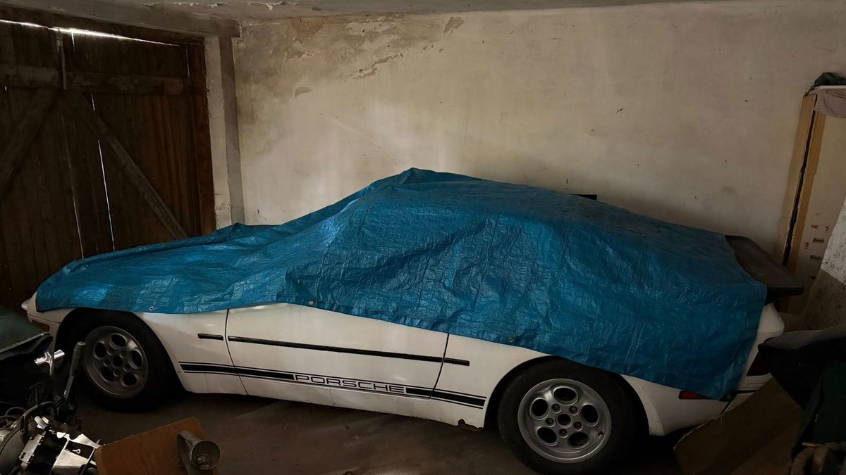 Garázs mélyén lapult a kincs: 10 év után látta meg a napvilágot a 42 éves sportkocsi (galéria)