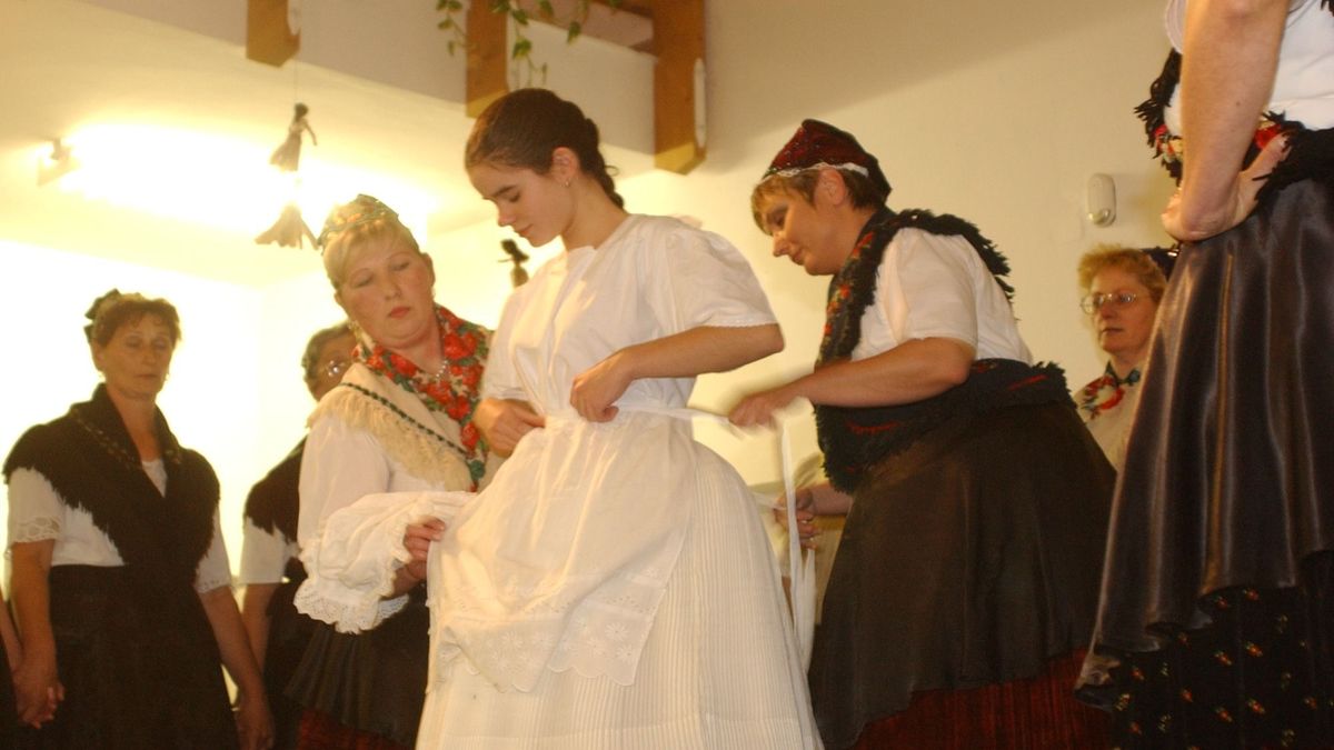 Falujárás 2002-ben: ott volt a község apraja-nagyja – nézd végig a mosolygós pillanatokat! (galéria)