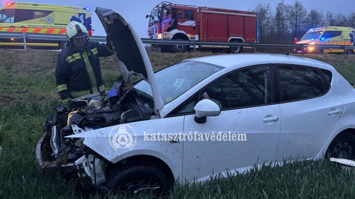 Brutális baleset volt Alsónemesapátinál – többször megpördült, majd az oldalán állt meg az autó