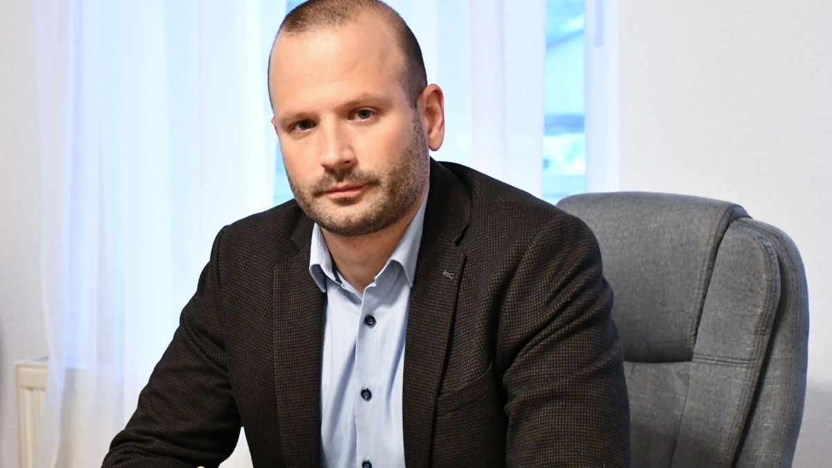 Balhé Hévízen: snitzerrel esett neki a plakátoknak egy férfi húsvéthétfőn