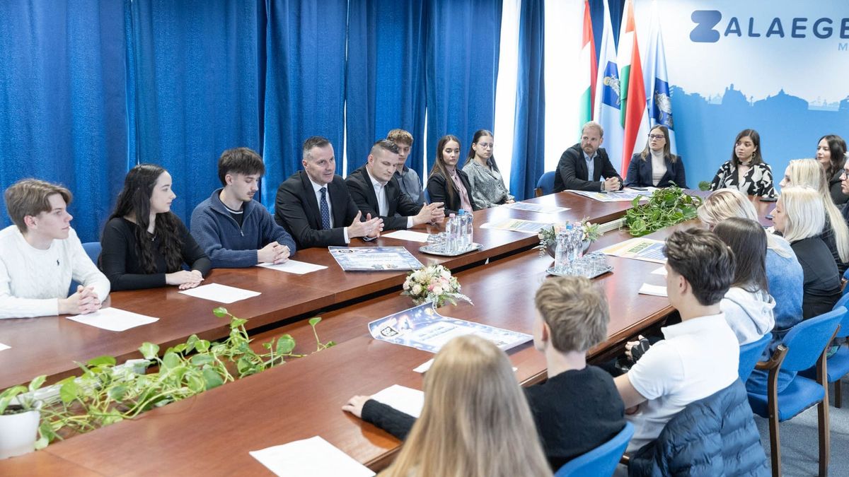 A városházi hatalomátvétel még csak hagyján – Futurisztikus lények is felbukkanhatnak a Fiatalok hetén (galéria, videó)