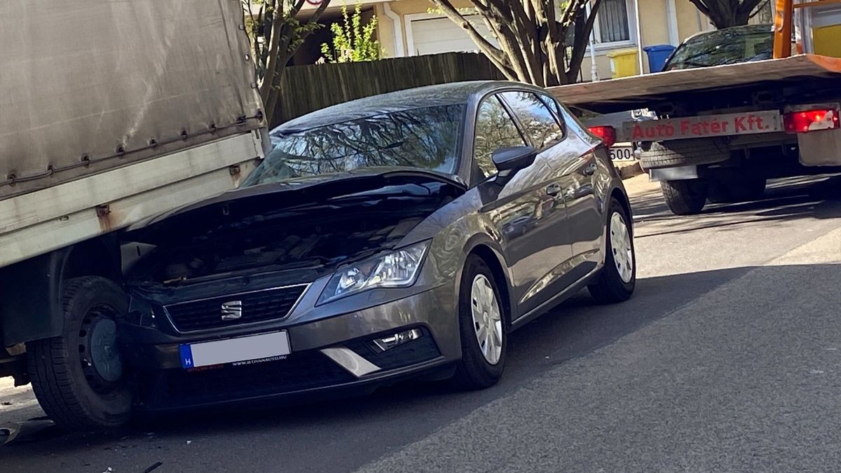 Kisteherautó ütközött parkoló autónak a zalai városban – megszólalt a rendőrség az esetről