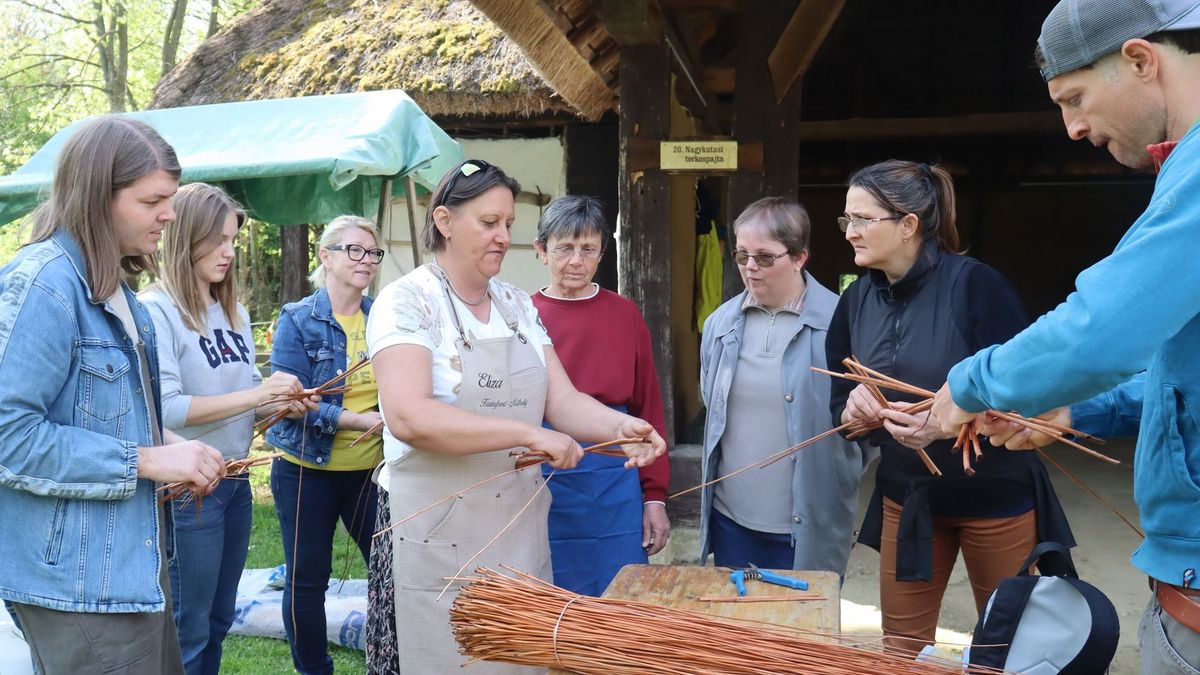 Előbb fontak, szőttek, később pálinka is folyt  – Így telt skanzenben a Göcseji tavaszköszöntő