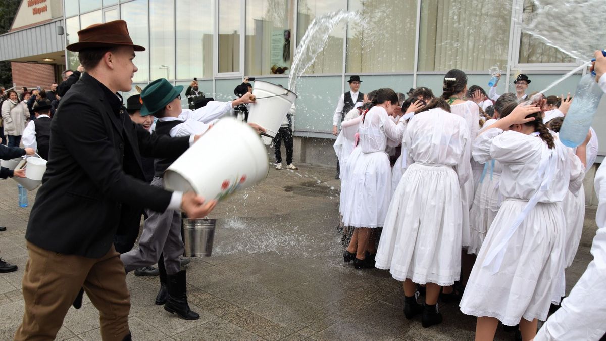 Nem finomkodtak a fiúk, vödörből zúdult a víz - így locsolkodtak húsvéthétfőn a zalai városban (galéria, videó)