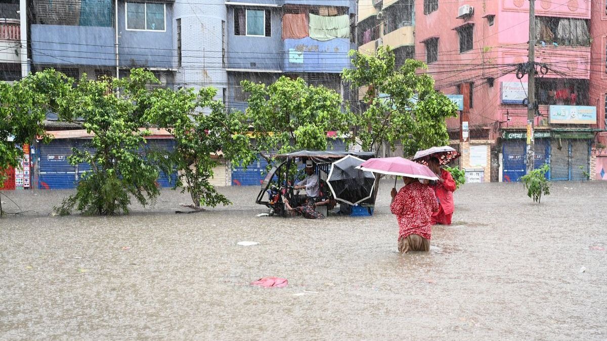 Pusztító áradás, több halálos áldozat is van, tízezren menekülnek