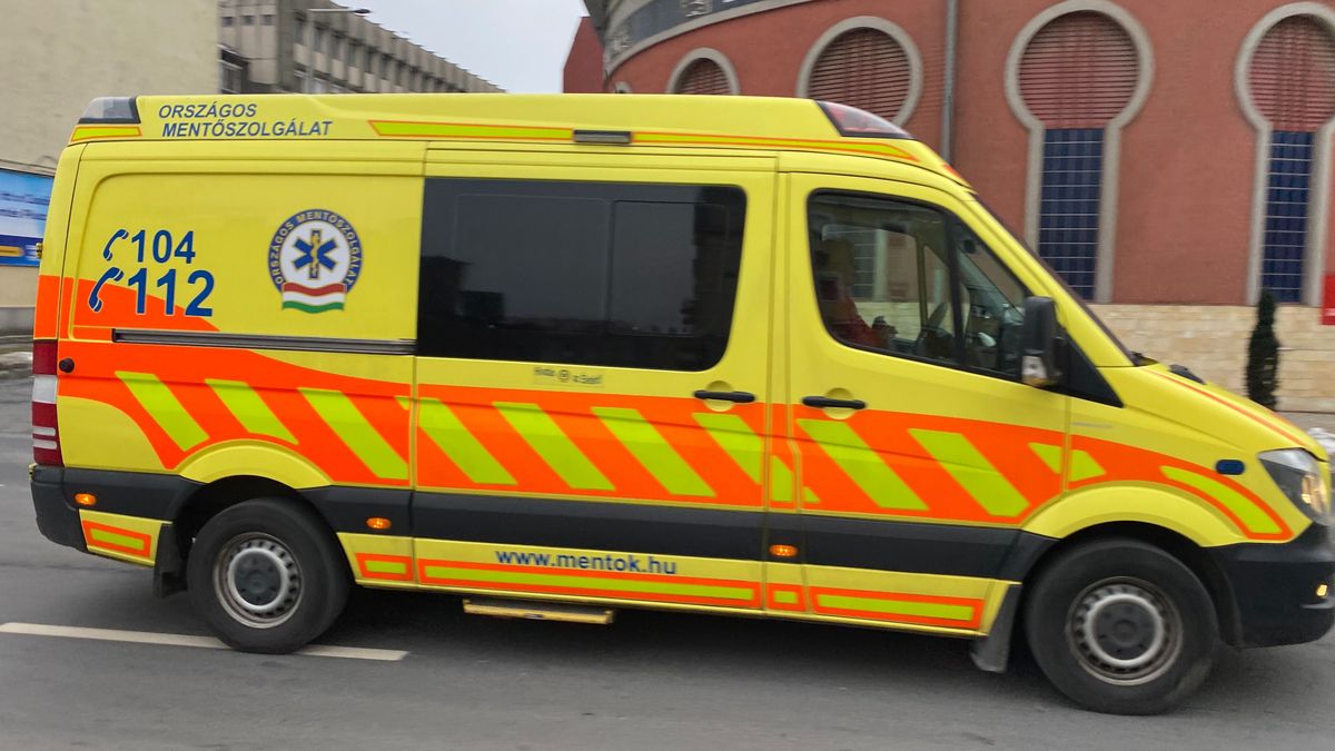 Izgalmas percek! Először életet mentettek, majd utána szavaztak, s két rendőr is besegített