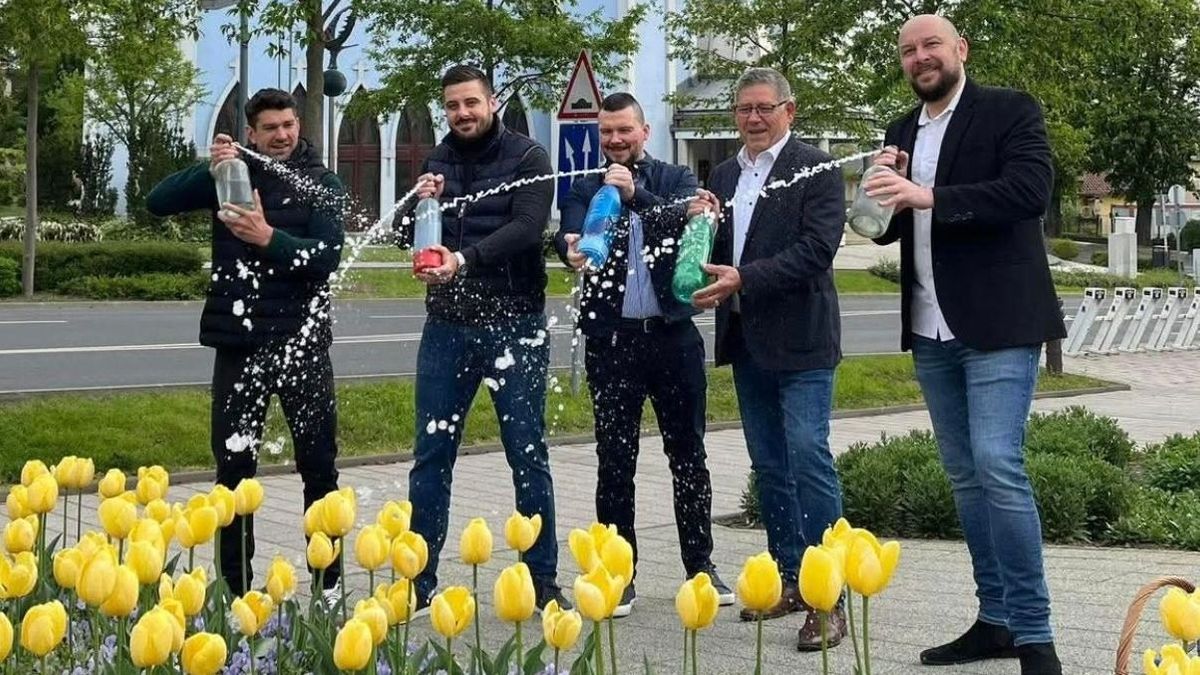 Nem mindennapi locsolás Hévízen: így éltetik a hagyományt a városvezetők