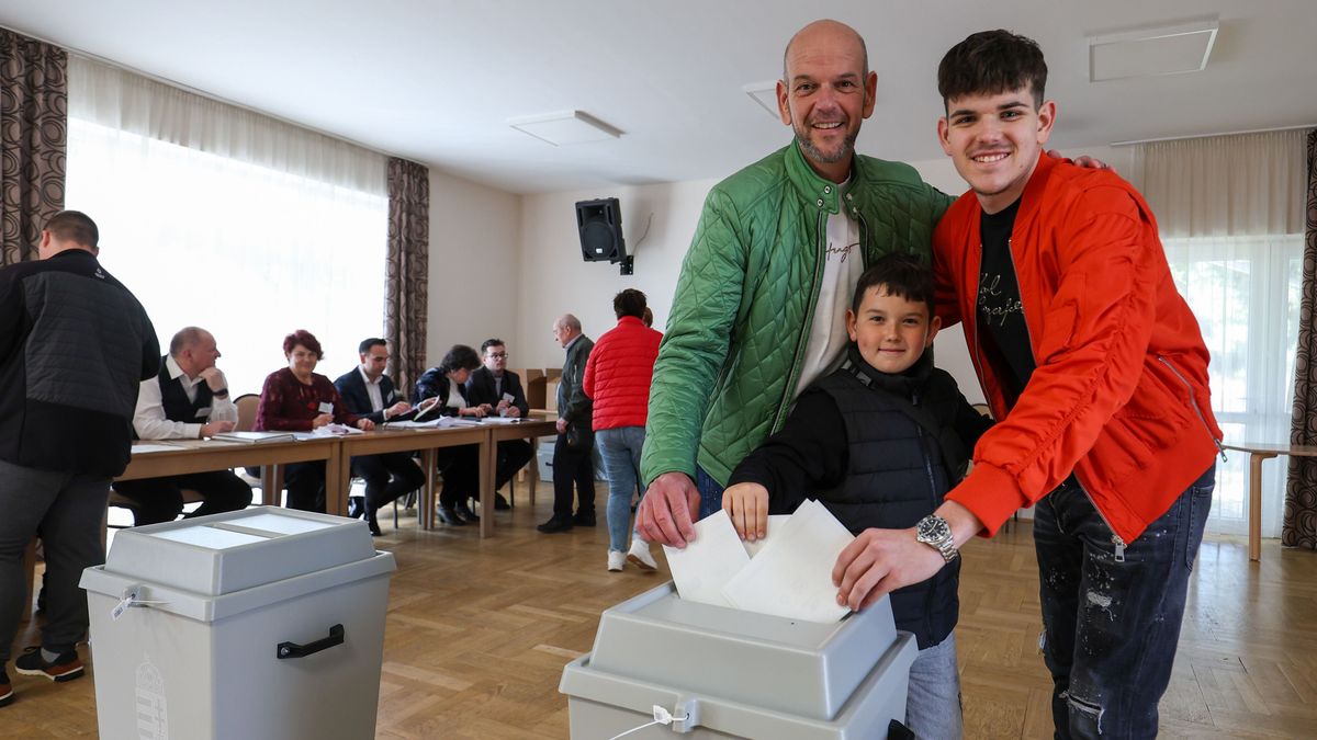 Apa és fia együtt a választáson: példaképét követve szavazott először a zalai városban egy fiatal