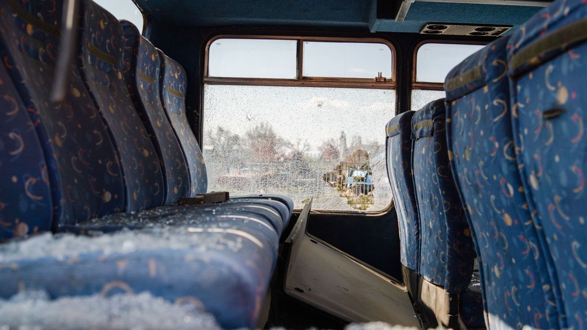 Egy részeg sofőr utasokkal teli buszba rohant – majd elmenekült