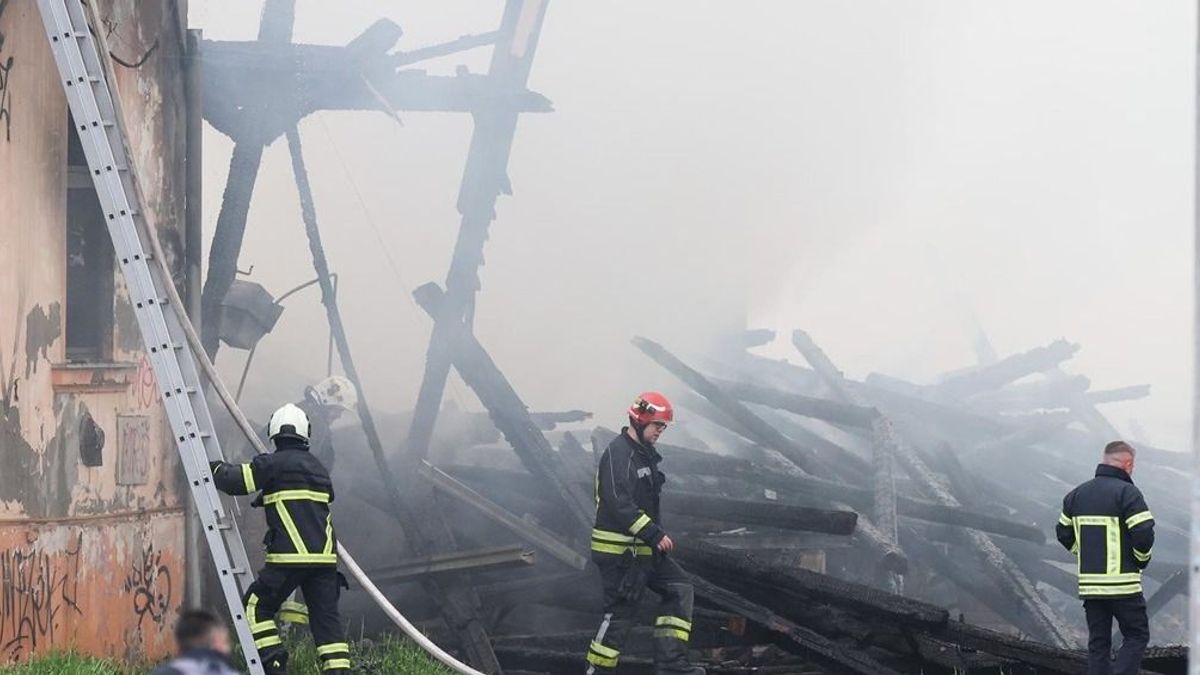 Sokkoló felvételek: percek alatt égett porig egy épület a vasútállomás mellett