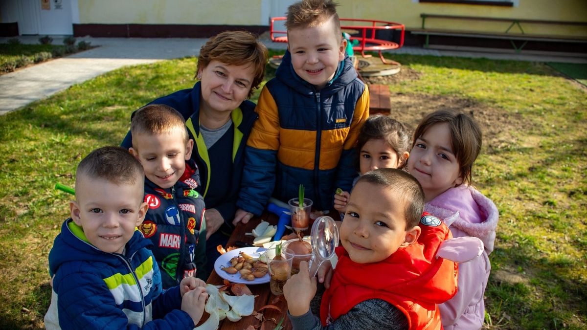 Képernyők helyett kapa és öntözőkanna: apró kertészek hódítják meg a zalai település óvodakertjét (galéria)