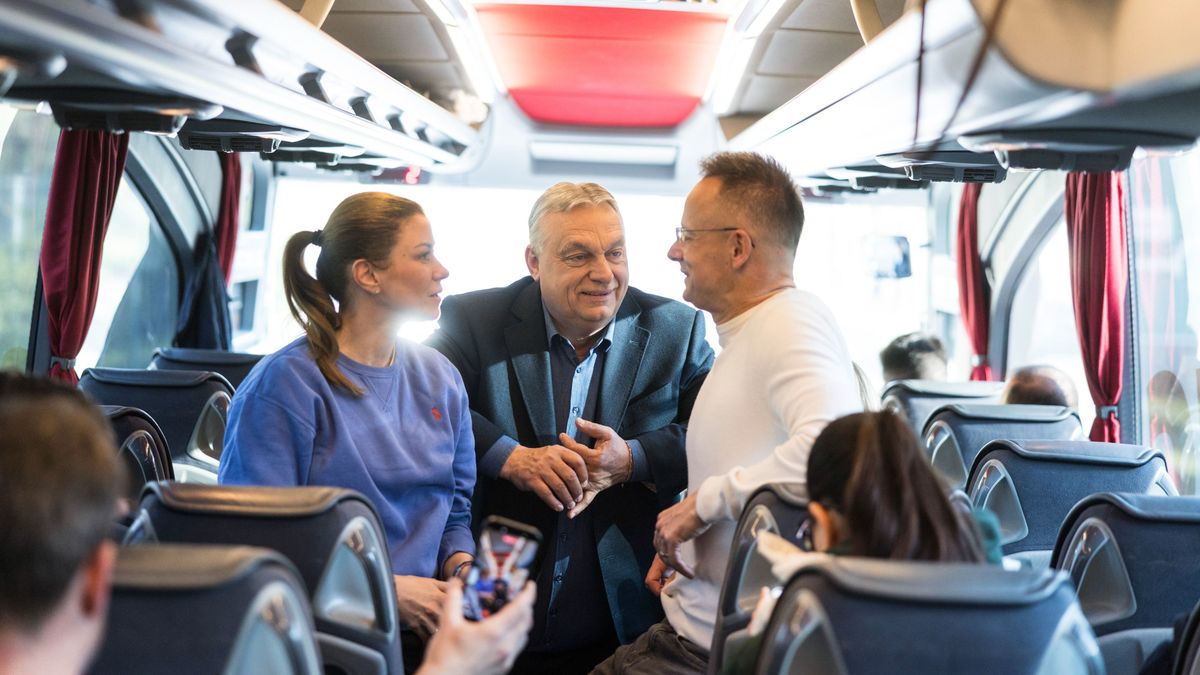 Amikor Szijjártó Péter stoppos, Lázár János meg potyautas (videó)