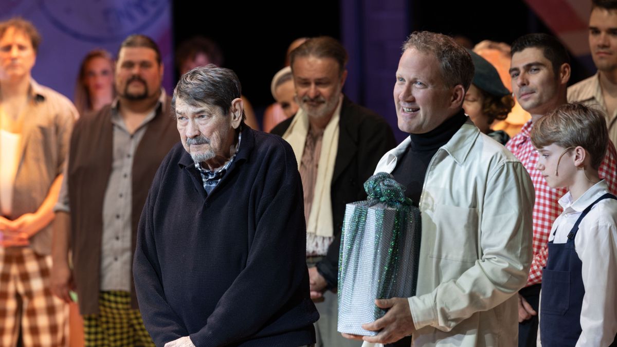 Meglepetés a színpadon: így ünnepelték a népszerű, 80 éves színészt (galéria, videó)