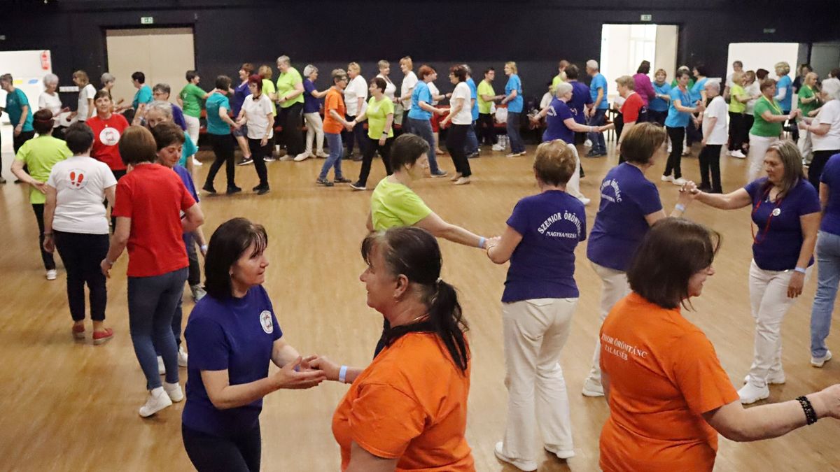 Tíz városból közel 200-an járták a szenior örömtáncot – Két jubileumot is ünnepeltek (videó)