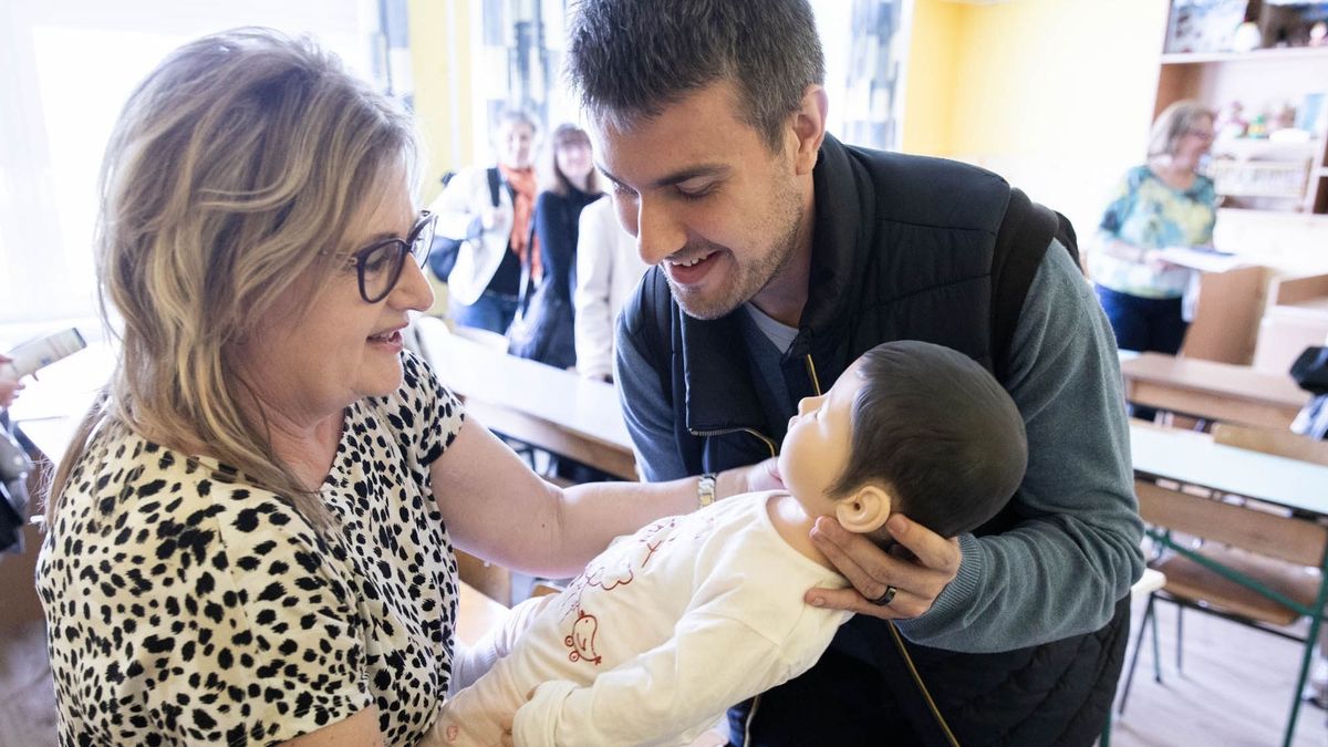 Kisbabát ringattak, beteget ápoltak, s megnézték a faipari remekeket – tanárok az élet sűrűjében  (galéria, videó)