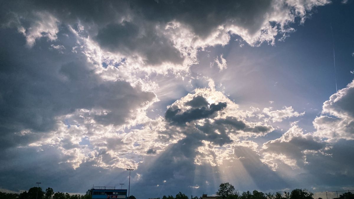 Kedden megnövekedhet a felhőzet, a szél is élénk marad