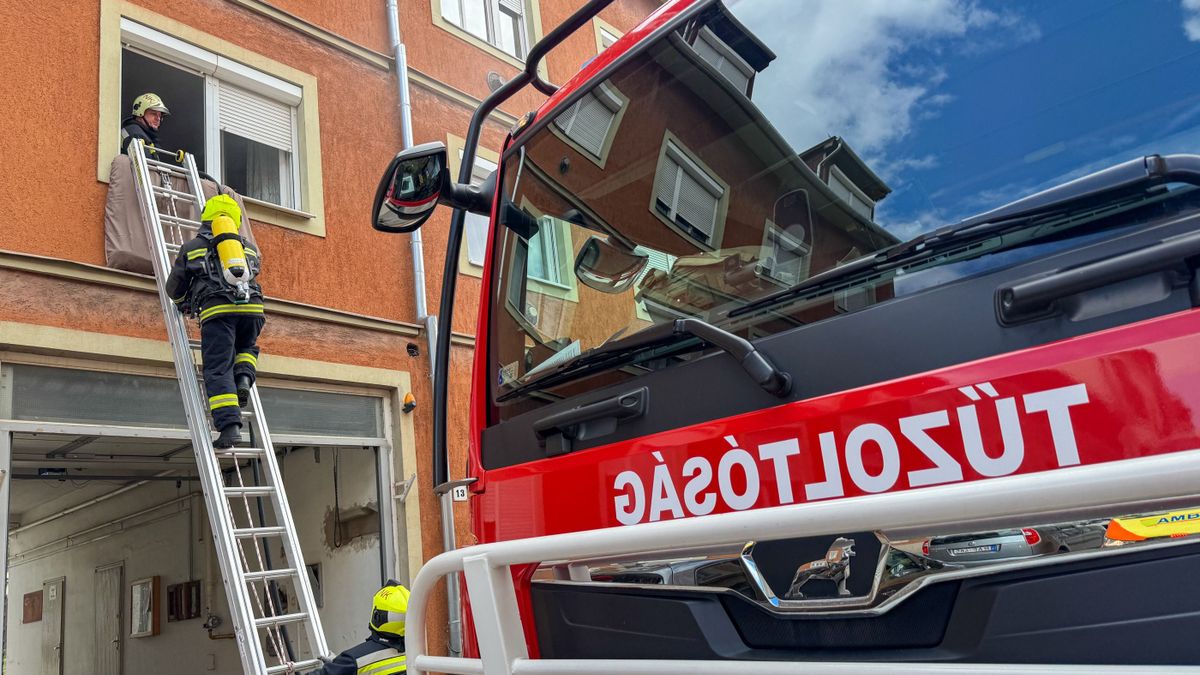 Tűzhelyen maradt az étel, lakástűz miatt kellett riasztani a tűzoltókat (galéria, videó)