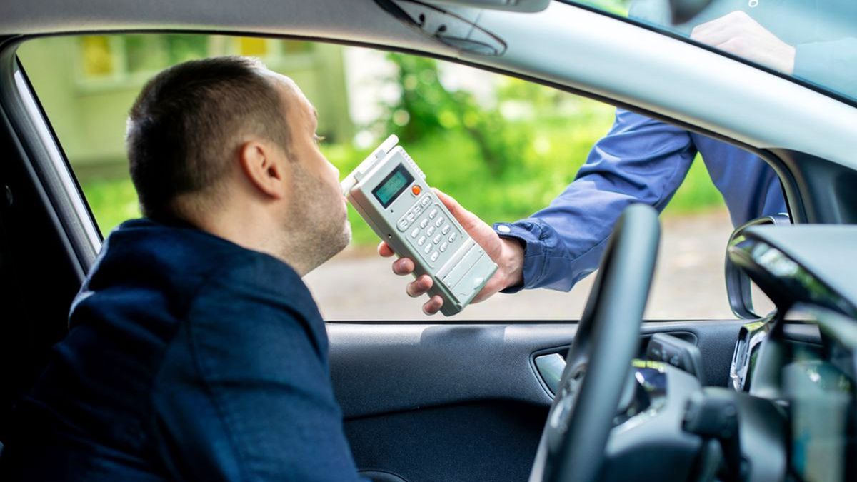 A nagy mutatvány: ittasan driftelt, árokba csúszott – a rendőrök nem díjazták a teljesítményt