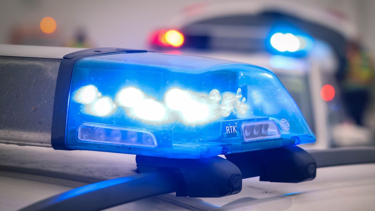 Brutális baleset a dunántúli főúton, három ember beszorult az összetört autóba