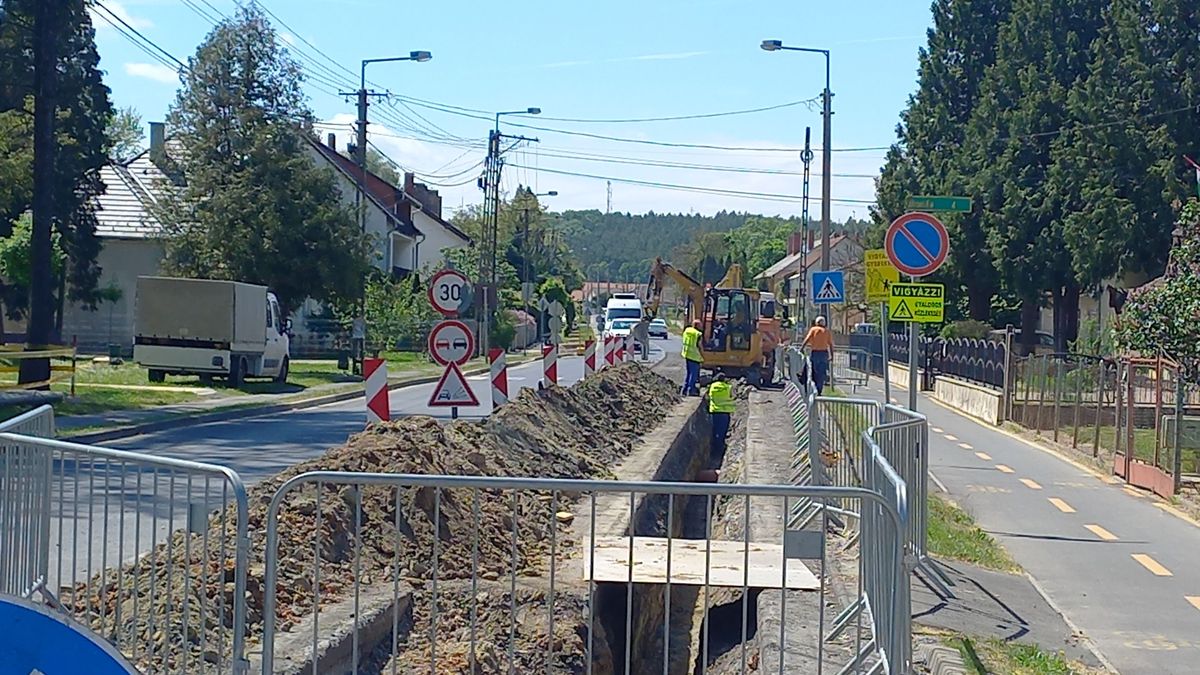 Feltúrták a forgalmas utat, lámpás irányítás nehezíti a közlekedést a zalai városban – megkérdeztük, mi történik