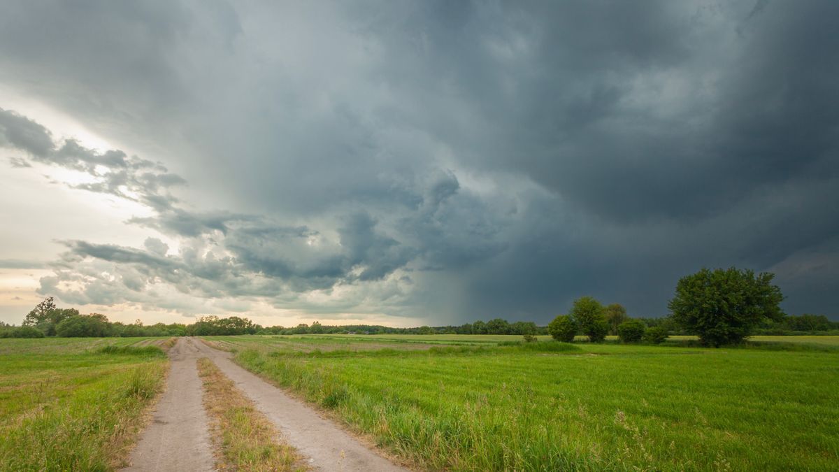 Zivatarokkal, jégesővel érkezhet a hidegfront