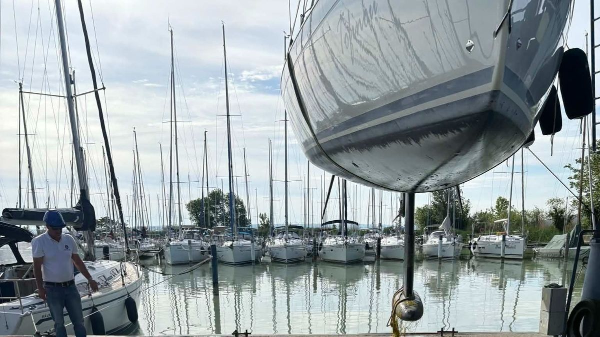 Senki sem értette, miért állt meg a hajó a Balatonon – reggel kiderült az oka (videó)