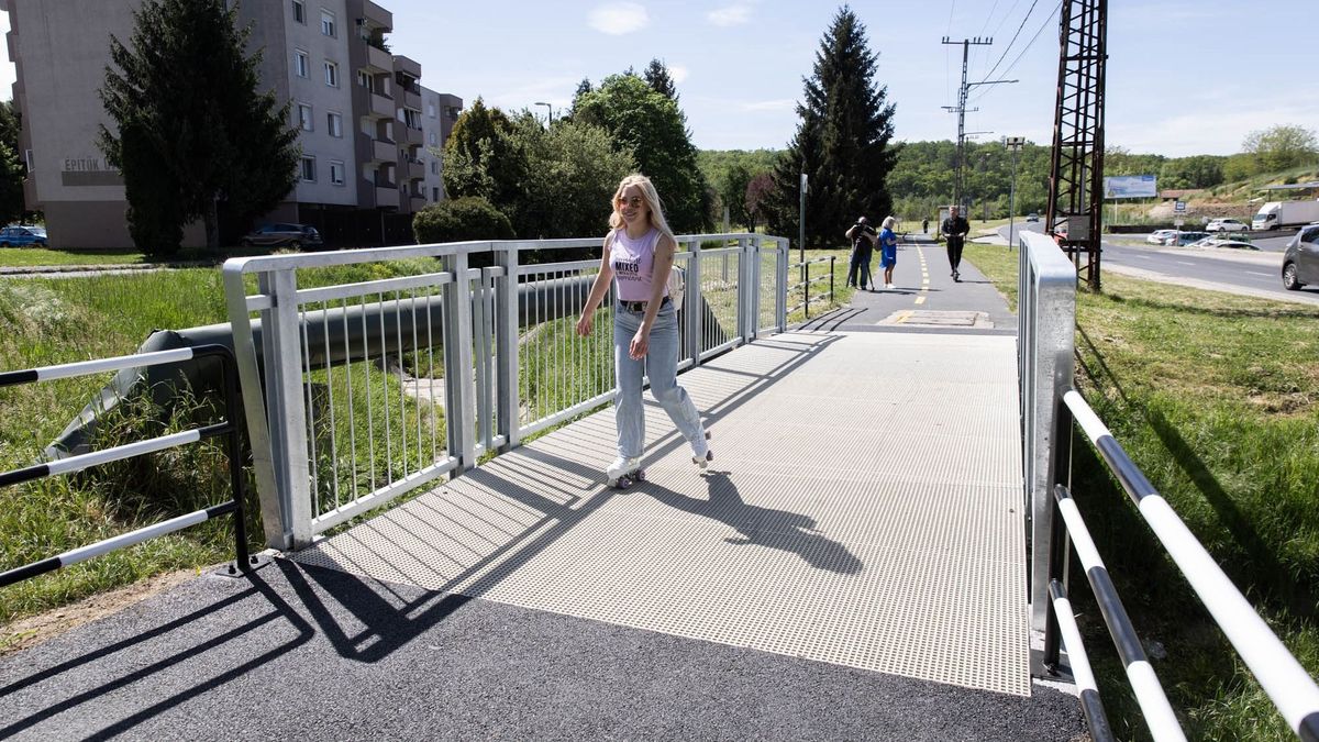 Biztonságban kelhetünk át rajta, fémből készült a híd (galéria)