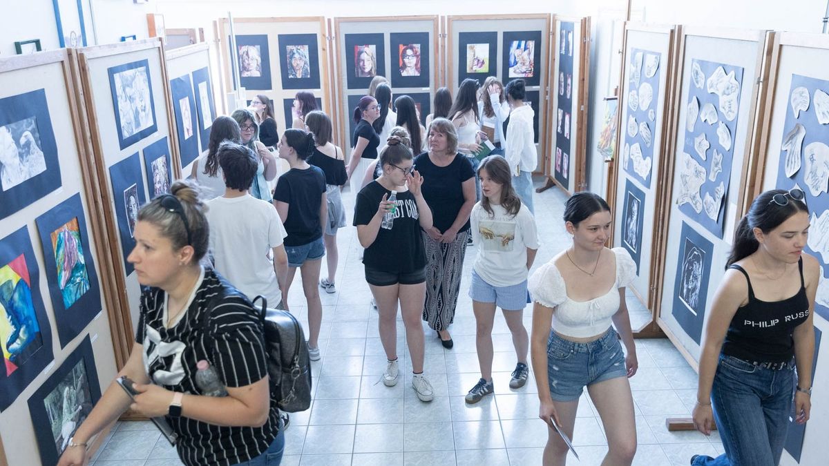 Sikerek és tehetségek – rangos eredmények az évzáró kiállításon a zalaegerszegi Ady-iskolában (galéria, videó)