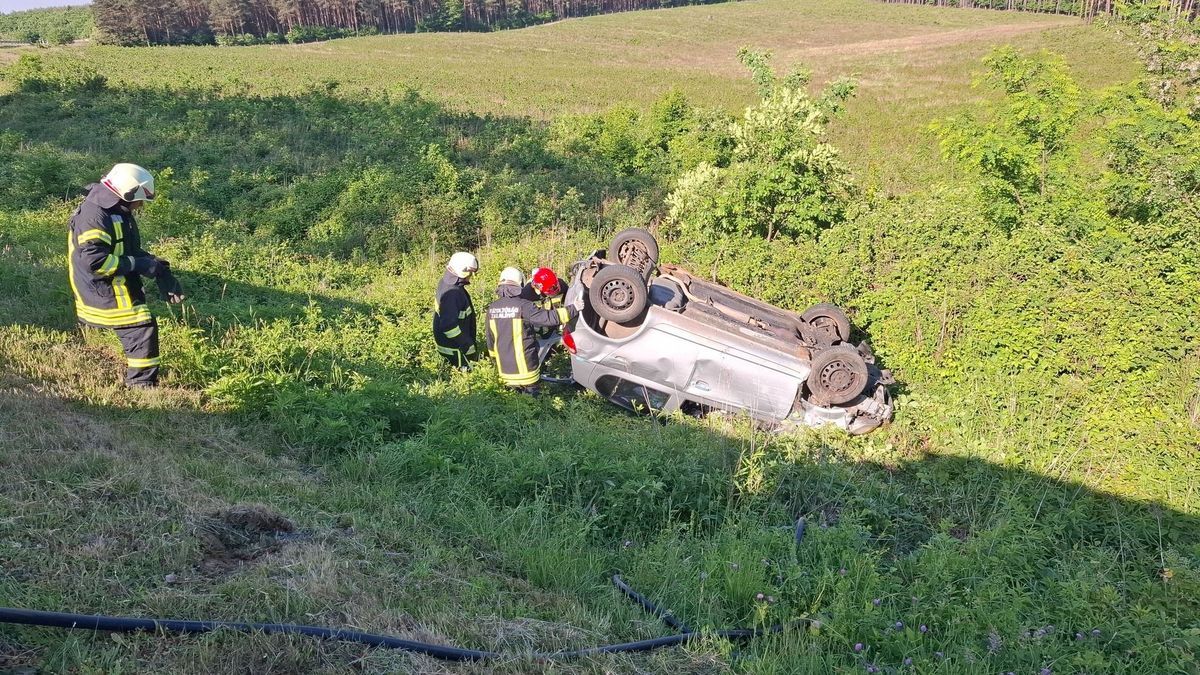 A szalagkorlátot átszakítva, mély árokba zuhant egy autó a 86-os főúton – Fotók a balesetről