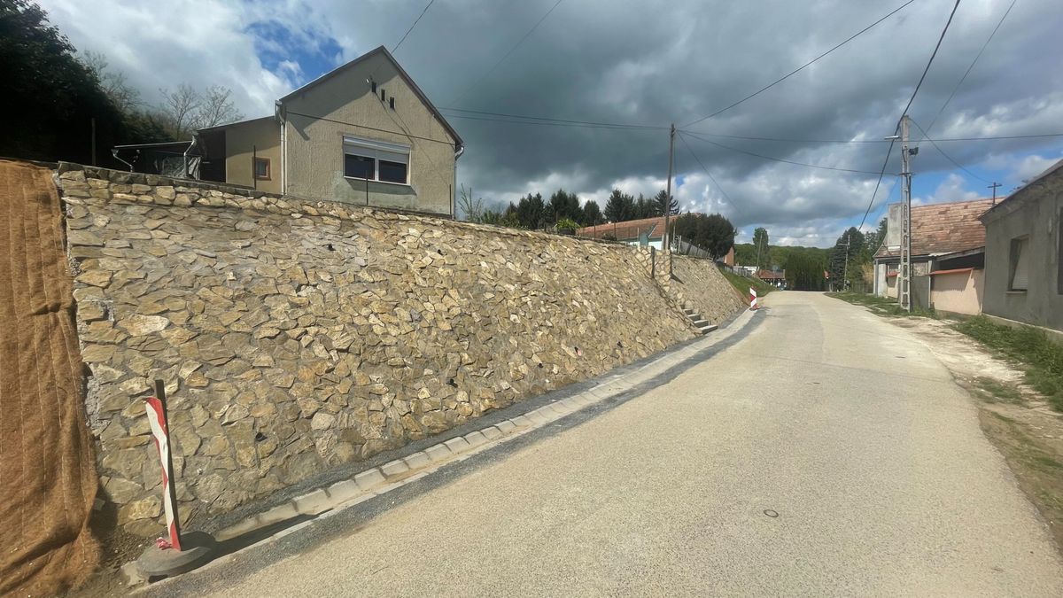 Attól féltek a lakók, hogy egy vihar elvágja őket a külvilágtól – Közel 50 háztartást fenyegetett veszély a zalai községben