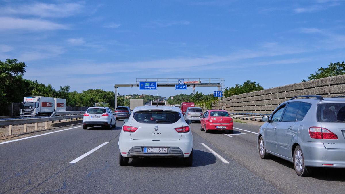 8 kilométeres kocsisor vesztegel az M7-esen