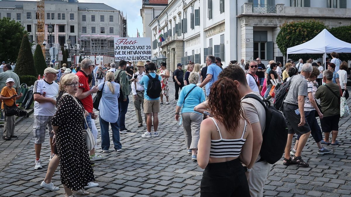Elkezdődött a szimpátiatüntetés a Sándor-palotánál – Kövesse
