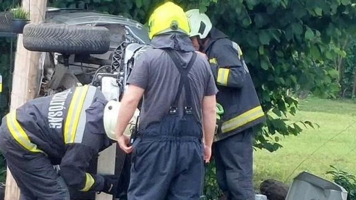 Kapunak csapódott az autó – képek és új információk a 74-ese