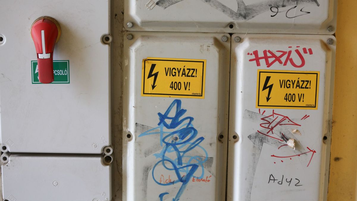 Gyalázat Nagykanizsán: újra lecsaptak a vandálok Csokonai szobrára! – fotó a cikkben