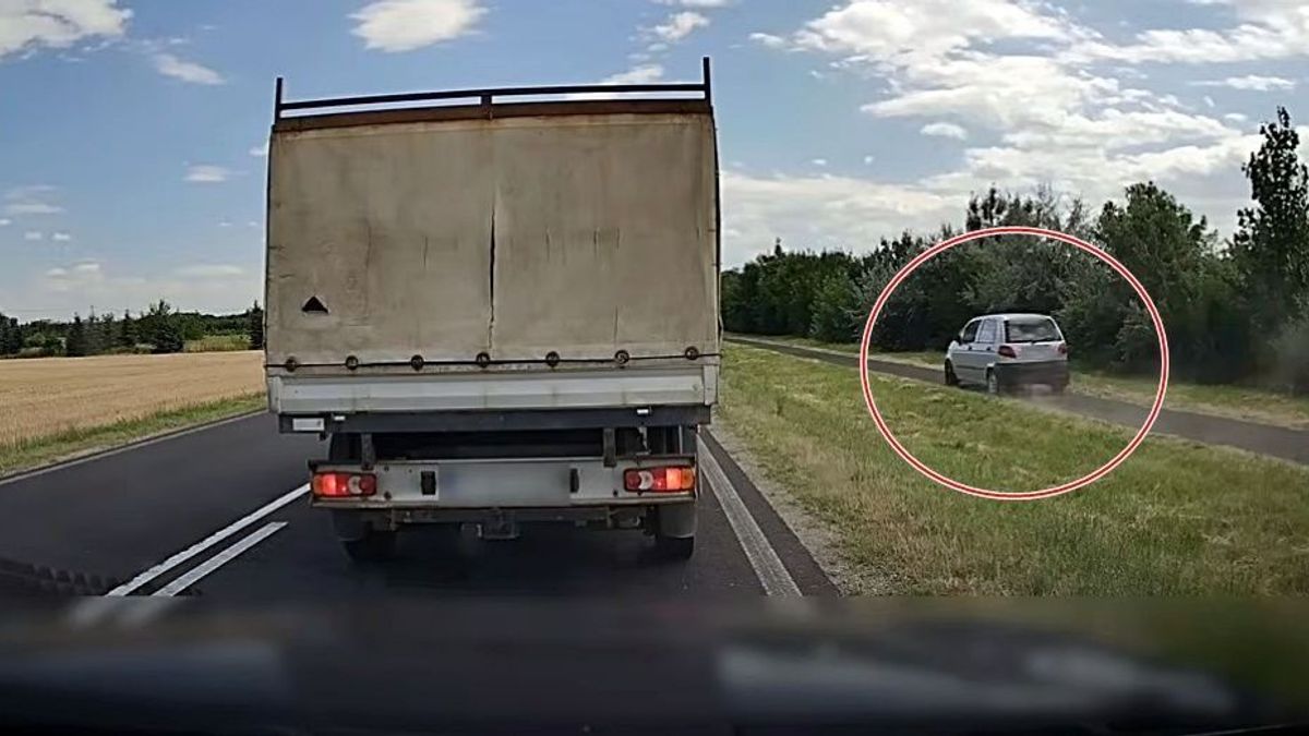 Ez már tényleg a "no comment" kategória! Bicikliúton kerülte ki a dugót egy autós a szomszéd megyében