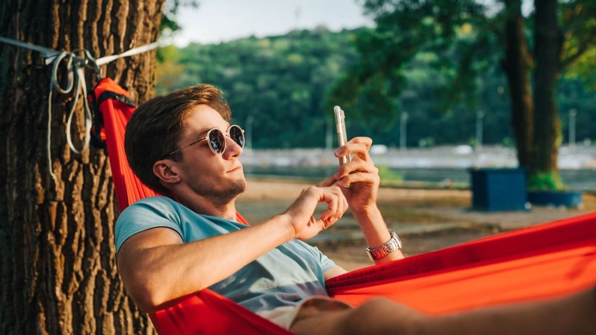 A mobilodat se hagyd megsülni, de fagyasztóba se tedd – így óvd meg a kánikulában!