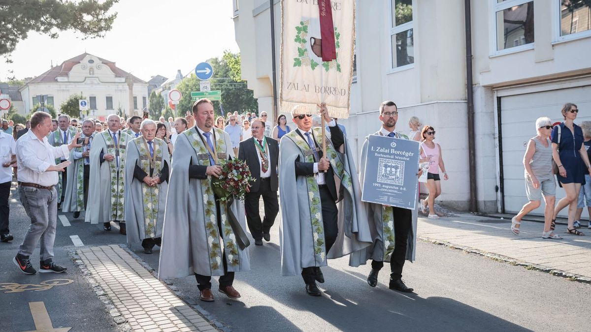 Javában tart a keszthelyi borünnep – ilyen a hangulat a borutcában (galéria)