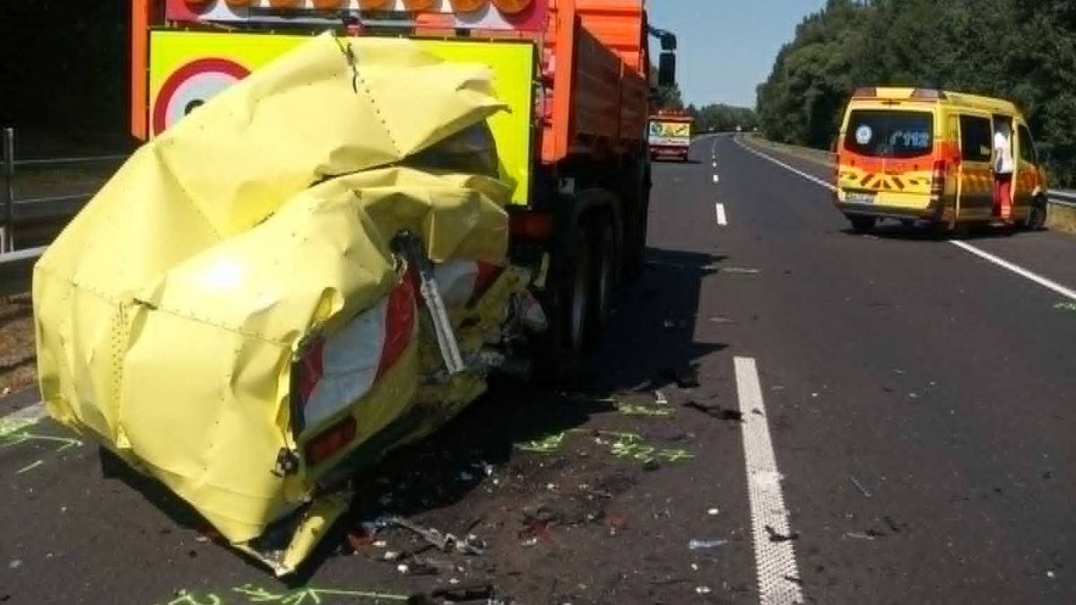 Kaszálásból rémálom: többszörös előjelzés sem állította meg a munkagépbe rohanó autót az M7-esen Zalában