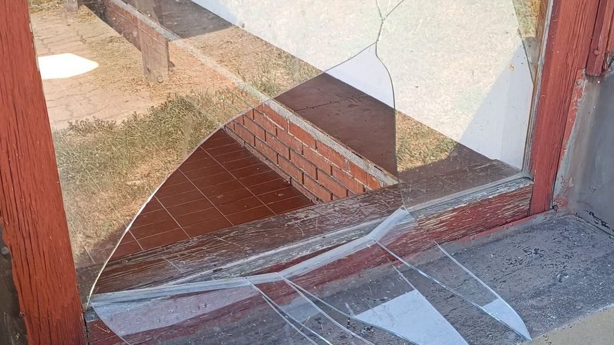 Betörték a buszváró üvegét Egerváron – váratlan dolgot tett az elkövető