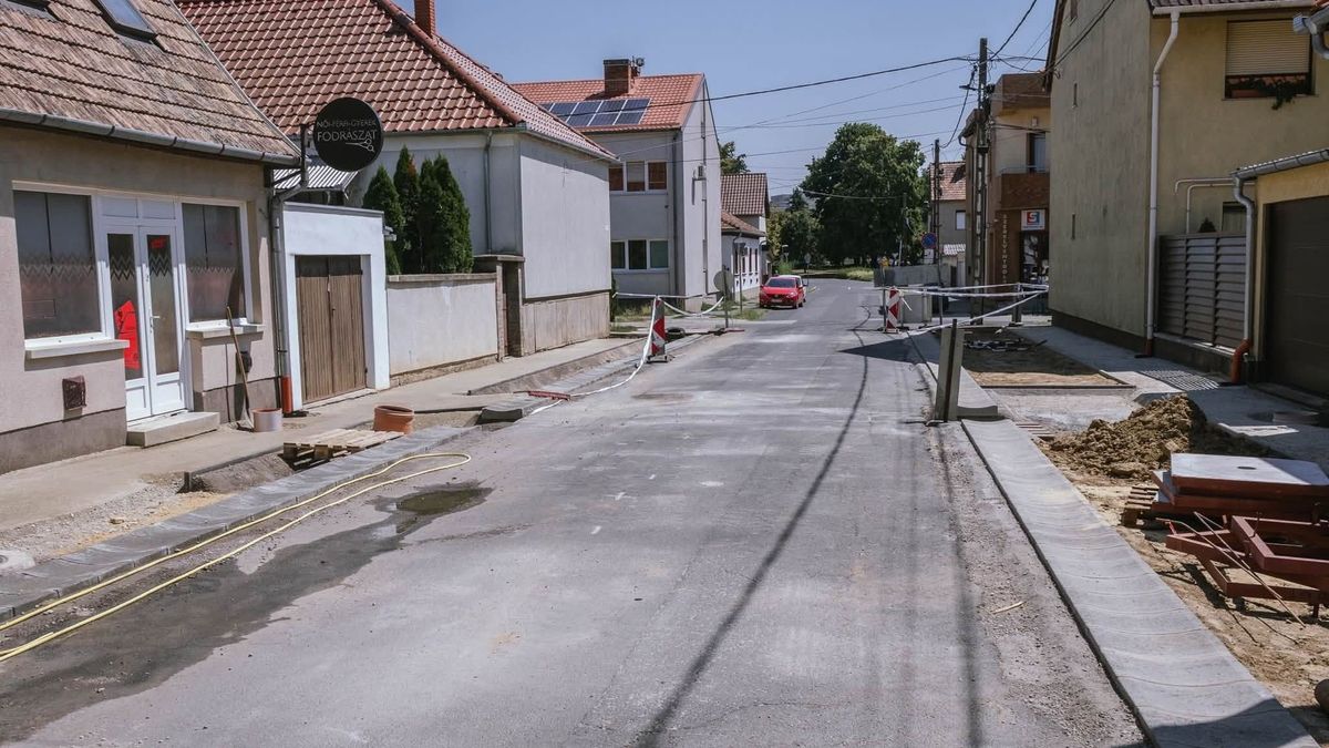 Megújul a Püspöki Grácián utca Zalaegerszegen – a kánikula ellenére a terveknek megfelelően haladnak