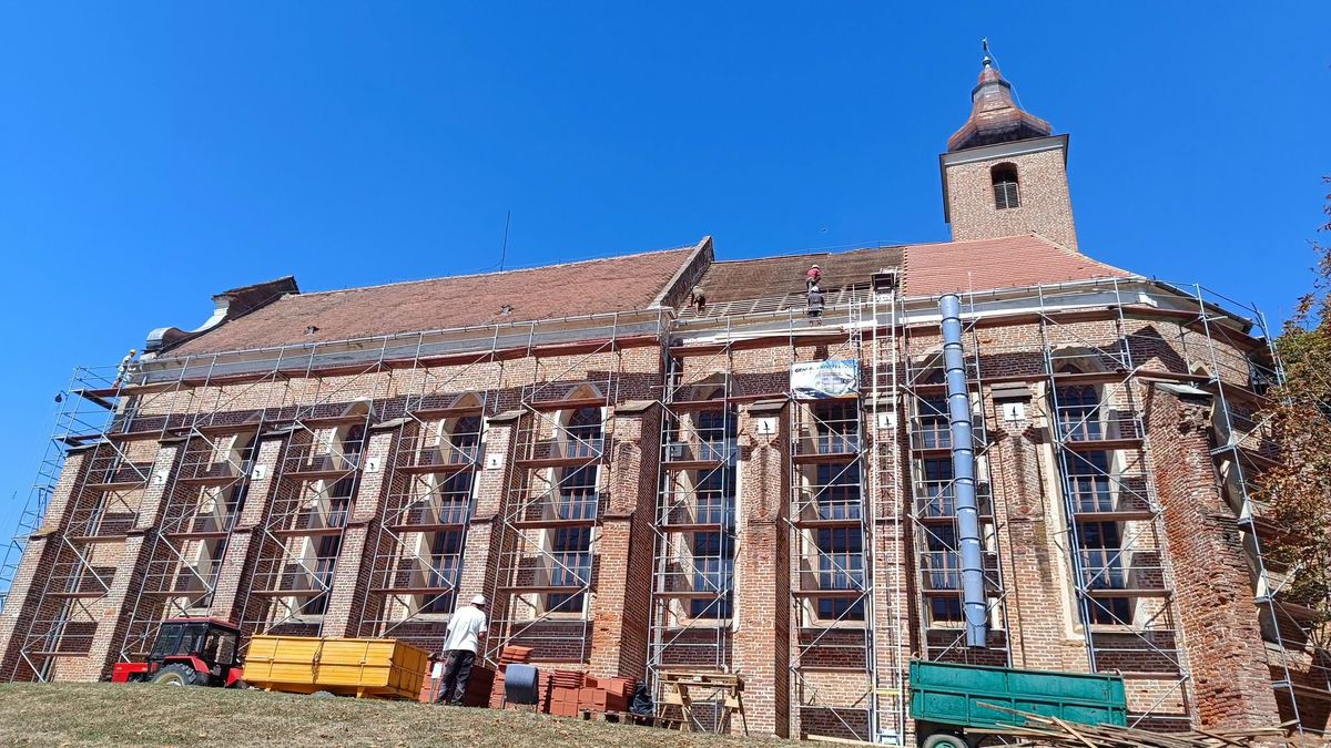 Megkezdődött az egervári templom felújítása, nem várt problémák kerültek elő
