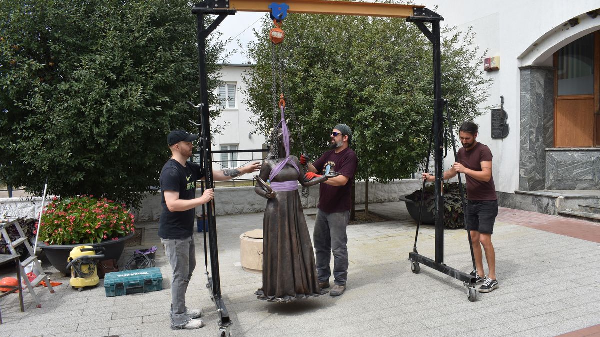 Bronzba öntött rejtély Nagykanizsa szívében: a múzsa elfoglalta jól megérdemelt helyét (galéria, videó)