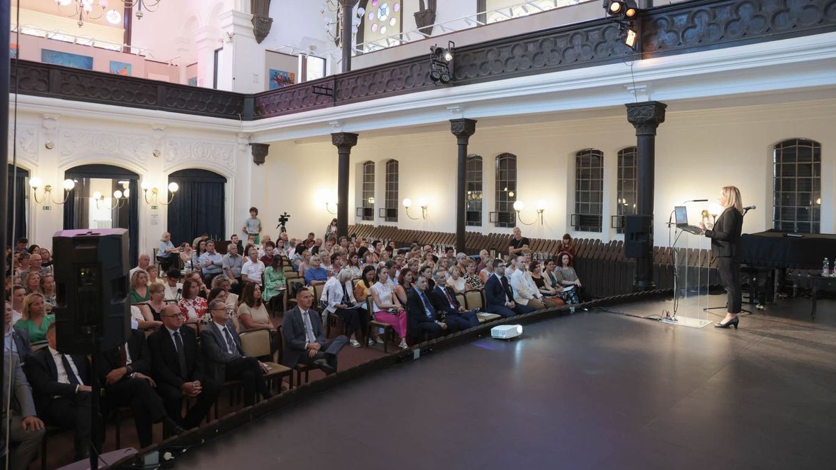 35 perces tanórák jönnek? Fontos kérdésekre adtak választ a zalaegerszegi tanévnyitó konferencián (galéria)