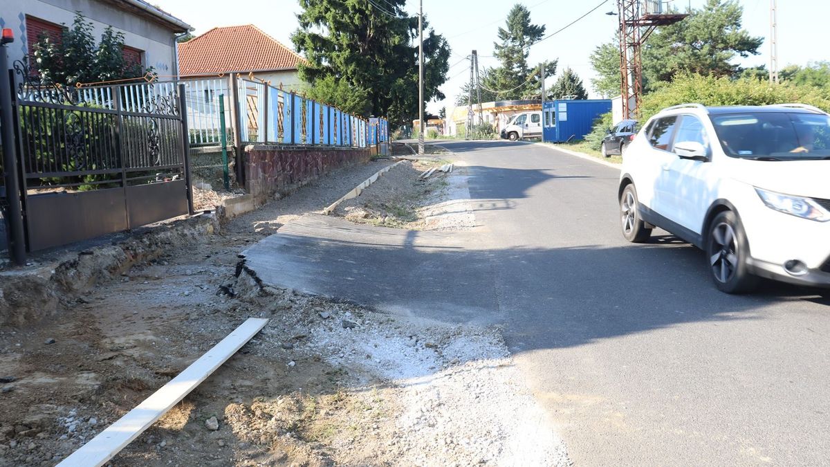 Alaptól a burkolatig: ez a járdaszakasz is biztonságosabbá válik Bazitán (galéria, videó)