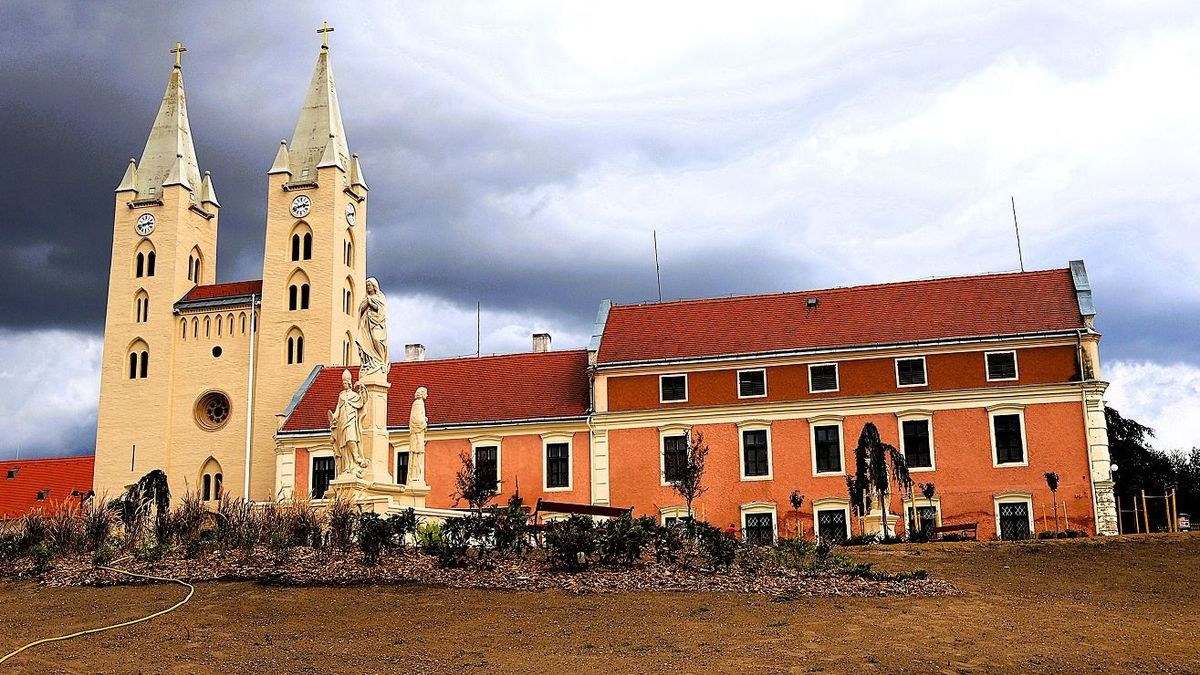 Szinte rá sem lehet ismerni: új park öleli körbe a történelmi zalai templomot (galéria)