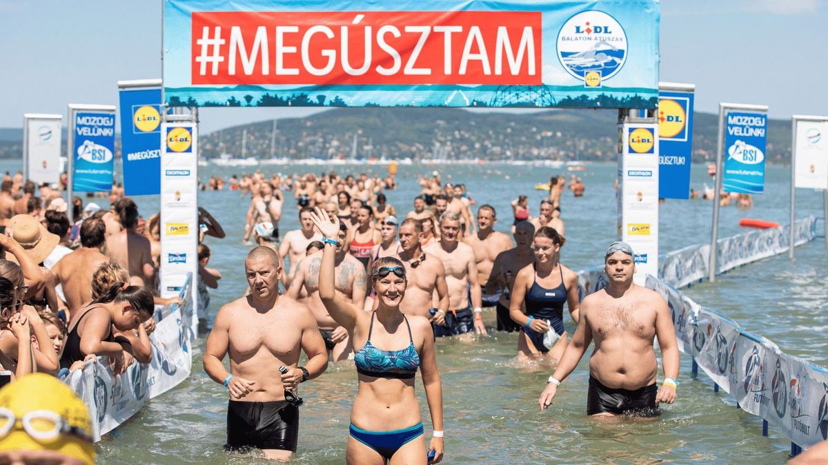 Kétszeri halasztás után rekordlétszám ugrott a Balatonba