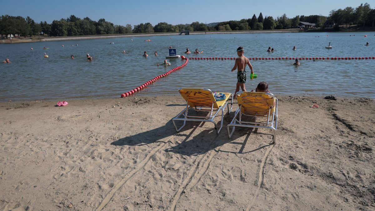 Valamikor víz volt, most homokos riviéra: alacsony a Gébárti-tó vízszintje, a strandolók így is imádják (galéria)