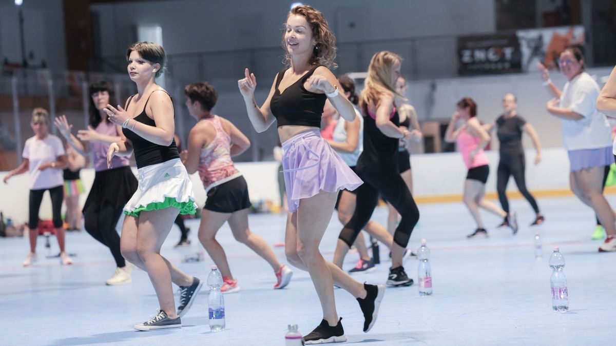 Fergeteges hangulat a jégen: így robbant be az első Zumba Party Zalaegerszegen (galéria, videó)