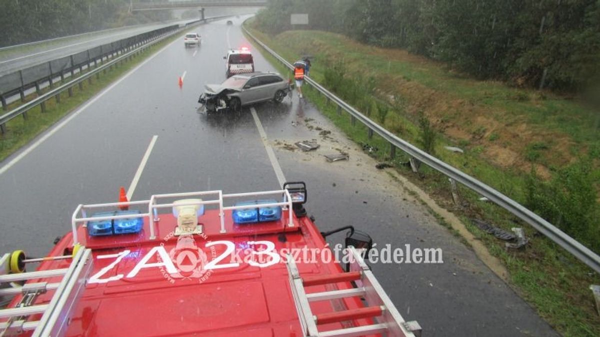 Megcsúszott a vizes úton, szalagkorlátnak csapódott az autó – mutatjuk a helyszínen készült képeket