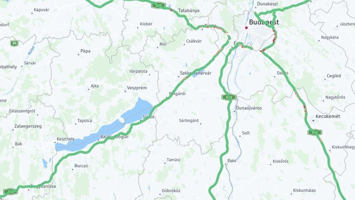Tömegek indultak a Balatonra, araszol a kocsisor az M7-esen